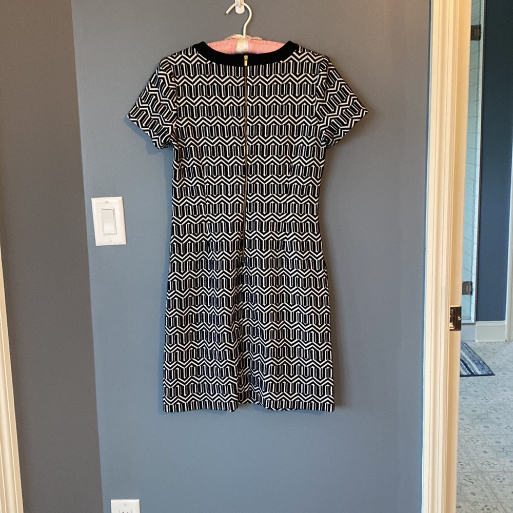 Banana Republic size 4 Dress.  Black and white. Gently used.